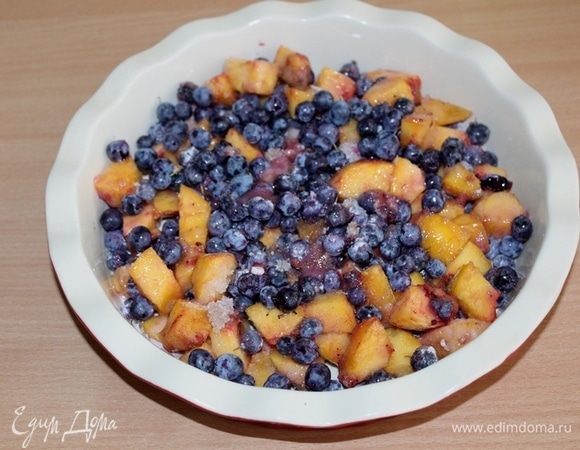 В форму выложить фруктово-ягодную смесь.