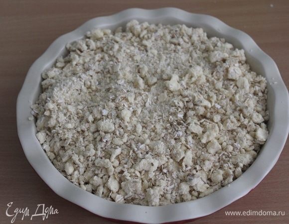 Сверху выложить крошку, отправить в духовку.