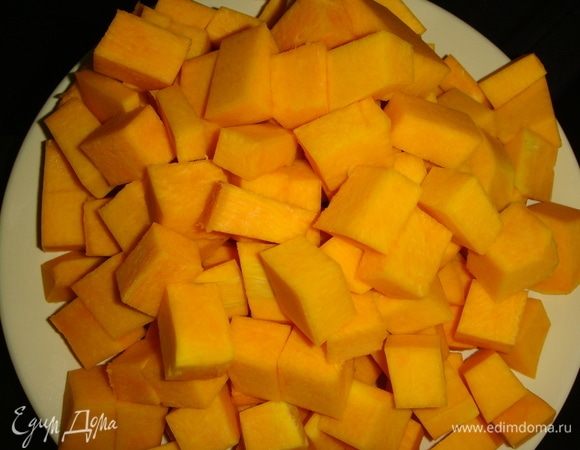 Тыкву очистить от кожуры и нарезать небольшими кусочками.