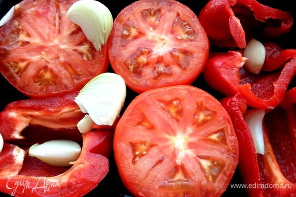 Для запекания разрезать перцы, томаты у меня большие, поэтому тоже разрезаны, крупно покрошить лук и чеснок.