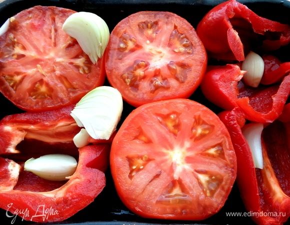 Для запекания разрезать перцы, томаты у меня большие, поэтому тоже разрезаны, крупно покрошить лук и чеснок.