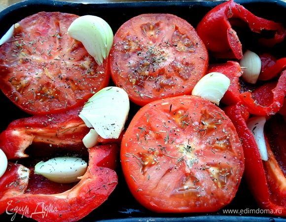 Посыпать специями, солью. Сбрызнуть ароматным маслом. Поставить запекаться.