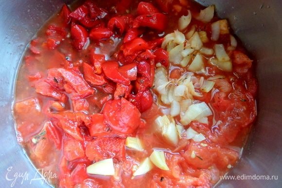 Очистить овощи от кожицы и порубить крупно. Мои помидоры были очень сочные, много дали сока.