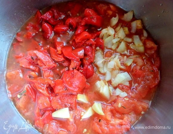 Очистить овощи от кожицы и порубить крупно. Мои помидоры были очень сочные, много дали сока.