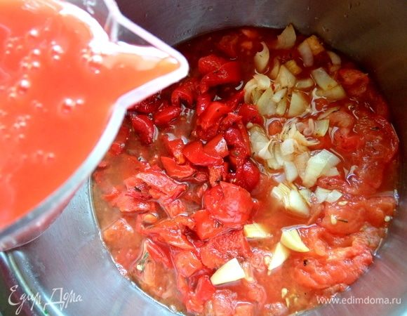 Влить готовый томатный сок. Важно, чтобы сок был вкусный, и все в нем было в меру.