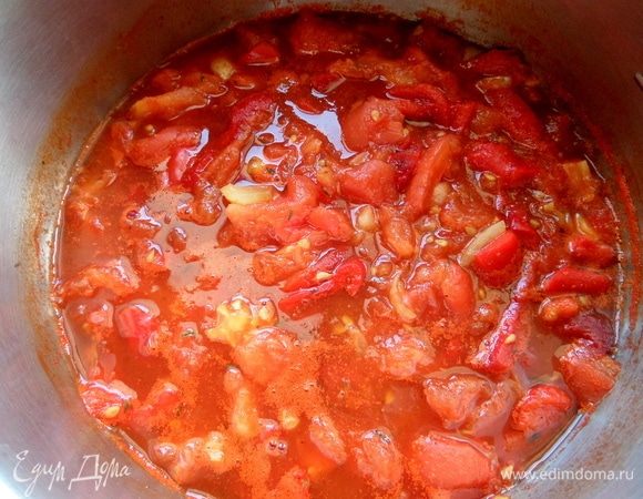 Поставить на огонь и проварить, если овощи не проготовились, или просто довести до кипения, если мягкие.