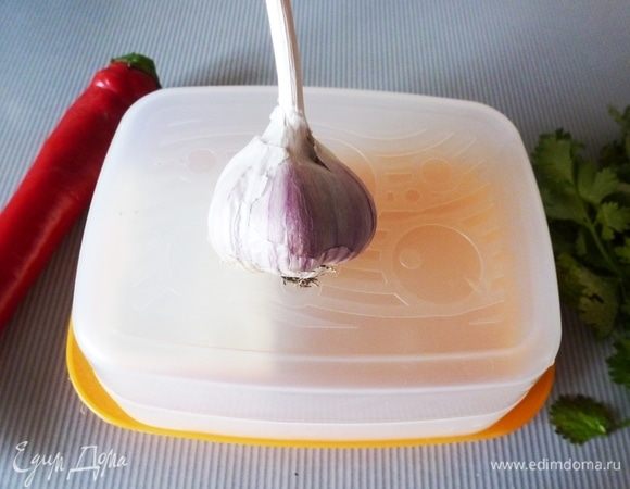 Для ароматного масла нам нужно сливочное масло, чеснок, кинза, острый перец чили и соль.