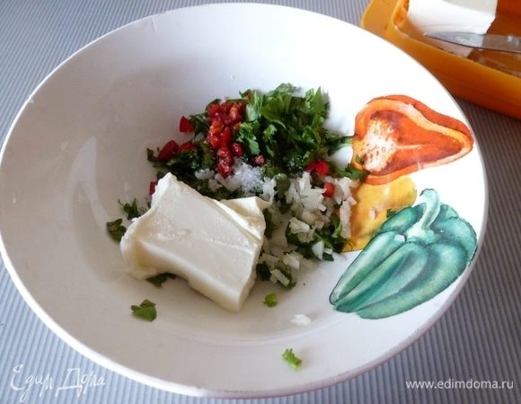 Мелко рубим кинзу, чеснок и чили. Сливочное масло нужно достать заранее, чтобы оно стало мягким. Смешать все ингредиенты, посолить.