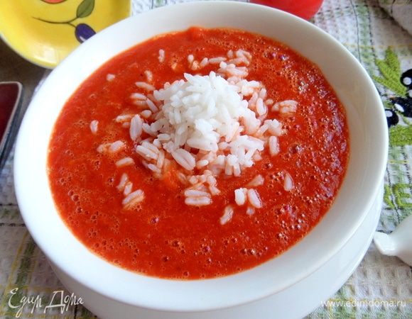 В тарелку положить по горке готового риса.