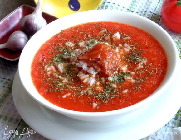 На рис — кусочки копченой рыбки (у меня норвежский лосось). Если нет рыбки, сбрызнуть ароматным маслом, например, чесночным.