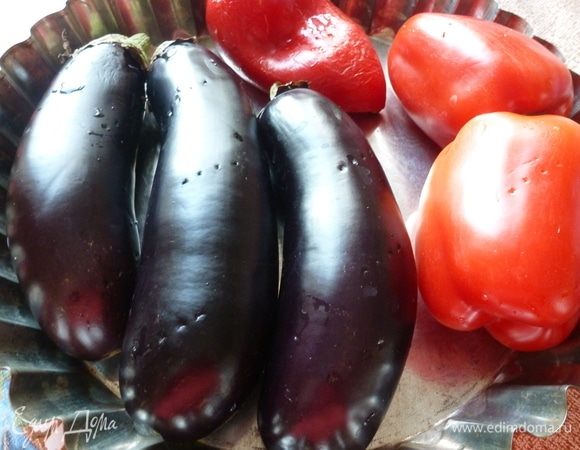 Баклажаны и перцы вымоем, наколем вилкой и запечем в духовке при температуре 200°С минут 40 (до черных бочков у перца).