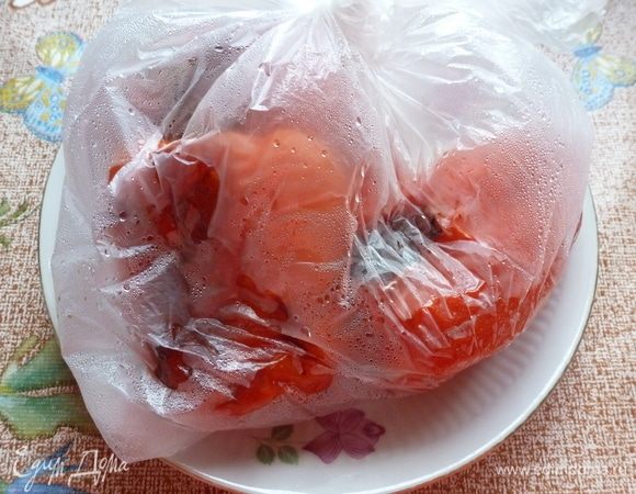 Сладкие перцы завернем в пакет и оставим «пропотеть» минут 10-15, чтобы лучше чистились.