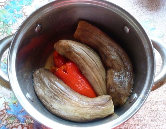 Счистим шкурку с баклажанов. Нарежем запеченную мякоть баклажанов и перцев удобными вам кусочками. Я люблю крупные кусочки.