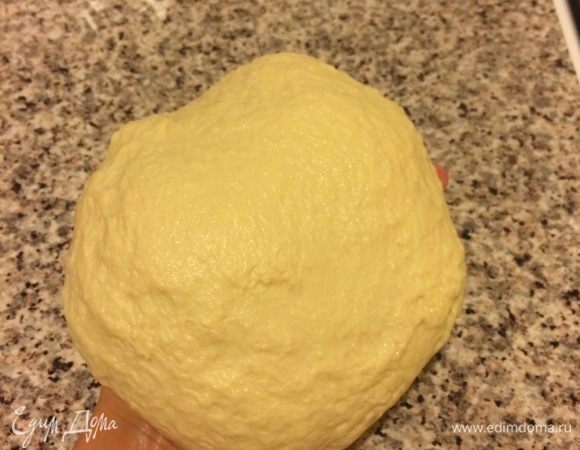 Замесить нежное, не липнущее к рукам тесто. Муки может уйти чуть больше или чуть меньше. Тесто месить минут 10, во время замеса теста руки смазывайте растительным маслом. Тесто завернуть в пленку и отправить в холодильник на 30-40 минут.