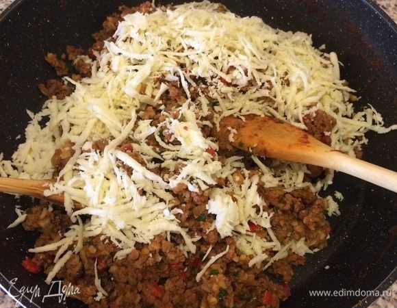 Затем добавить сыр, перемешать. Все, начинка готова.