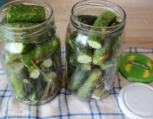 Наполнить банки мелкими огурчиками.