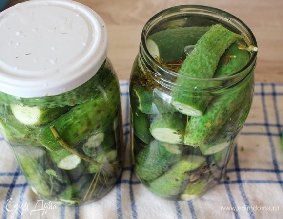 Залить кипятком. Накрыть крышками и оставить на 20 минут.