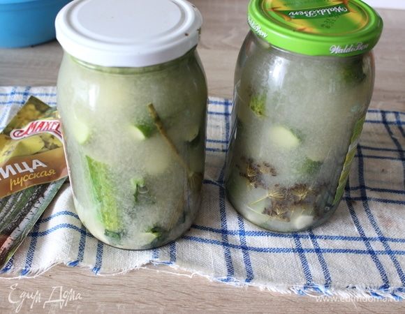 Залить маринад в банки. Закрутить крышки.