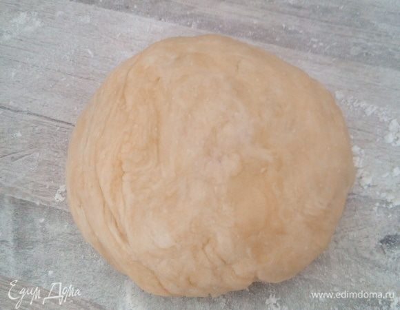 Из воды, растительного масла и муки со щепоткой соли замесить мягкое, податливое тесто. 