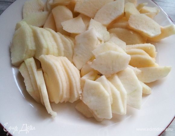Яблоки очистить и нарезать произвольными дольками, не слишком толсто. 