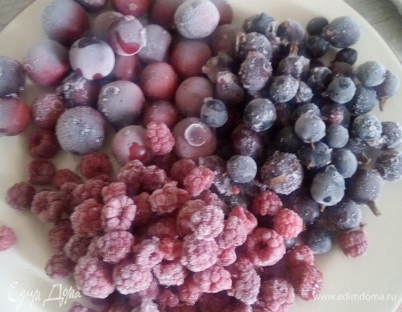 Сверху на яблоки выложить ягоды. У меня микс — малина+смородина+крыжовник — свежая заморозка этого сезона )) 