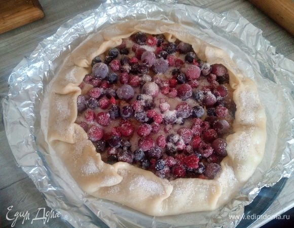 Ягоды присыпать сахаром, края галеты подвернуть. Запекать 25-30 мин. при температуре 200°С, но дополнительно ориентируйтесь по своей духовке. 