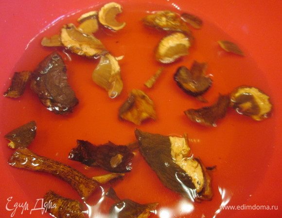 Замачиваем грибы до набухания и отвариваем их 10 минут. Отвариваем курицу с добавлением лаврового листа, перца, соли.