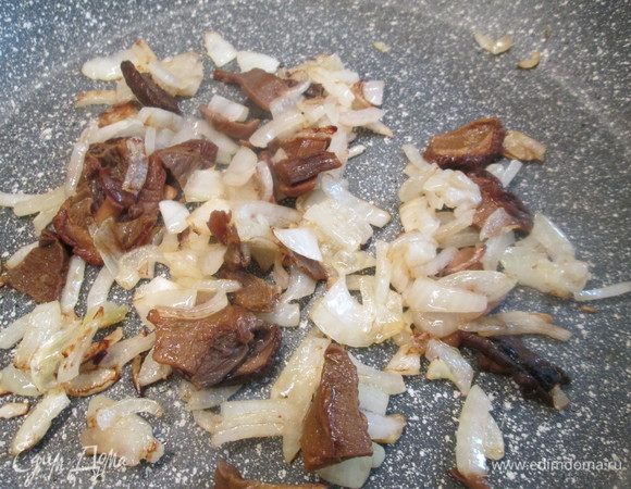 Нарезаем мелко лук, обжариваем его и добавляем грибы. Слегка обжариваем и заливаем водой, бульоном или грибным отваром, в котором грибы варились.
