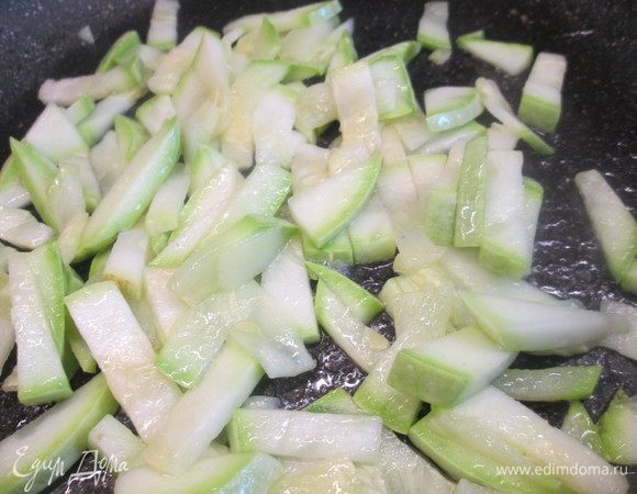 Обжариваем нарезанный соломкой кабачок.