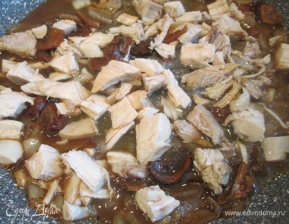 Далее добавить куриное мясо, нарезанное мелко, влить немного куриного бульона, в котором отваривали курицу, и около 20 минут томить на медленном огне. Добавить сливки и томить еще 5 минут.