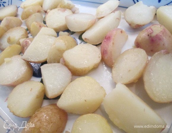 Отварной картофель вместе с кожурой нарезаем дольками и обжариваем в оставшемся масле. Выкладываем в форму для запекания.