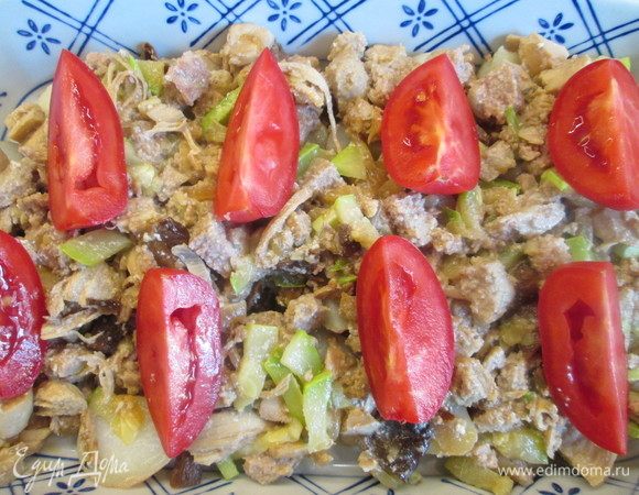 Укладываем нарезанные крупными дольками помидоры.