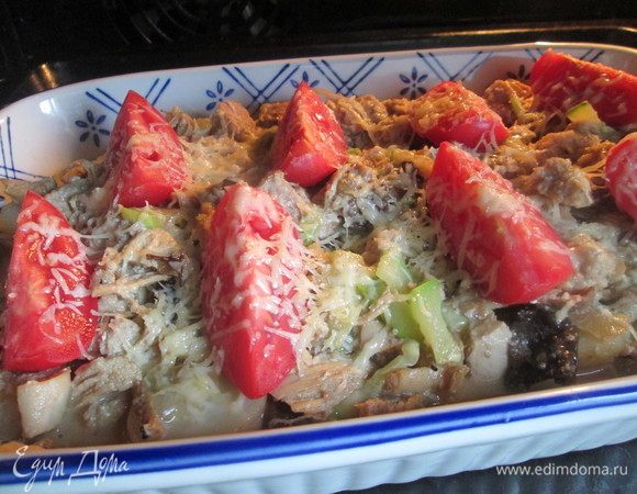 Посыпаем тертым сыром и запекаем около 15 мин.