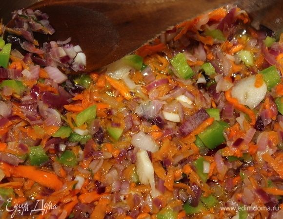Добавляем:
1. Лук репчатый измельченный.
2. Морковь натертая на крупной терке (либо порезать мелкими кубиками).
3. Перец болгарский нарезанный кубиками.
Пассеруем все в течение 5-6 минут.