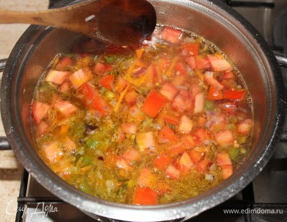 Добавляем нарезанные кубиками томаты, доводим до кипения, и сразу же выключаем огонь. 
Так томат сохранит свои полезные свойства, вкус, будет легким и свежим.