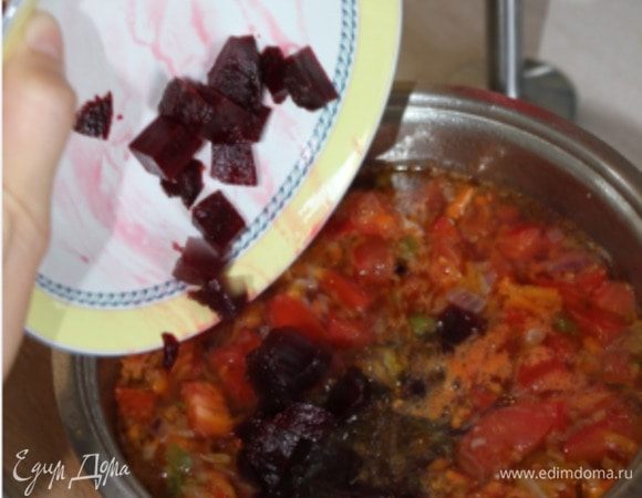 Снимаем кастрюлю с плиты, добавляем нарезанную кубиками вареную свеклу.
Именно она придает нашему крем-супу тот самый аппетитный красно-малиновый цвет и окунает нас в краски лета!