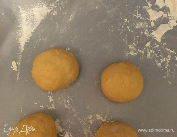 Итак, начинаем приготовление! Для этого необходимо подготовить все ингредиенты, чтобы все необходимое сразу было под рукой. Берем миску и вливаем туда яйца, добавляем соль, перемешиваем. Берем большую ложку, насыпаем туда соду и гасим ее уксусом. Добавляем полстакана просеянной муки к яичной смели и в серединку кладем гашеную соду. Начинаем замешивать тесто, муку добавляем постепенно (в рецепте указано приблизительное количество муки). Тесто не должно быть забитым, оно должно быть мягкое и приятное на ощупь. Убираем скатанное в шар тесто в пакет на 15 минут, чтобы оно отдохнуло. Для удобства раскатки делим тесто на 4 части.