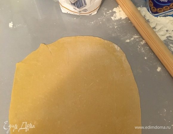 Раскатываем тесто в тонкий пласт толщиной 1 мм. Ставим масло на плиту на полную мощность и начинаем резать тесто на маленькие кусочки (примерно 7*15 мм). 