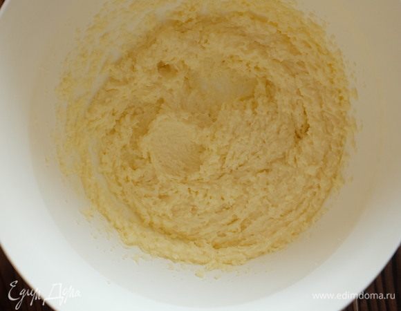 Сливочное масло комнатной температуры и сахар соединить вместе, взбить до увеличения массы в объеме и побеления.