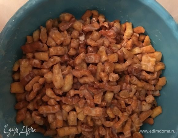 После того как вы пожарили все тесто, делим его на 2 части, потому что если смешивать со сгущенкой все, то оно просто на просто помнется и получится каша. Перемешиваем кусочки со сгущенкой очень нежно и аккуратно сверху вниз и укладываем все на тарелку, формируя горку. Нажимать и придавливать нельзя.