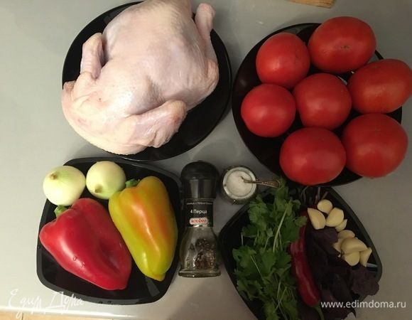 Для начала нужно приготовить все необходимое.
Курицу помыть и порезать на куски.