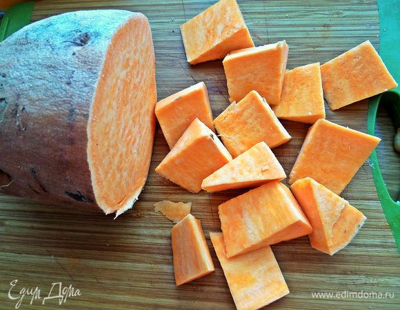 Внутри похож на тыкву, сладковатый по вкусу и зовется в народе сладким картофелем.