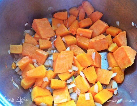 Обжарить на огне, помешивая.