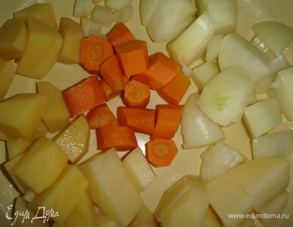 Чистим морковь, картофель, лук, чеснок, болгарский перец и произвольно нарезаем.