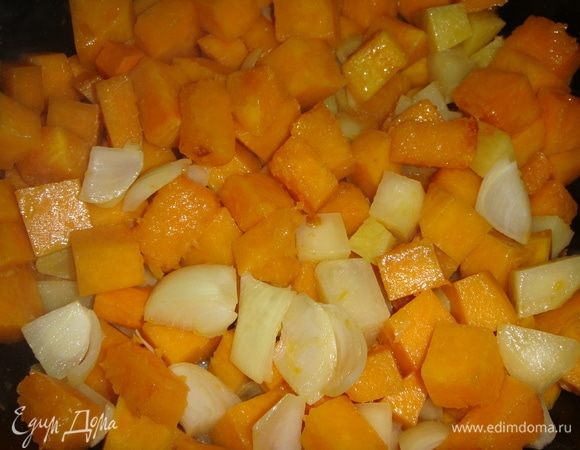 В сковороде растопить сливочное масло, выложить нарезанные овощи и тушить на небольшом огне 20-30 минут. 