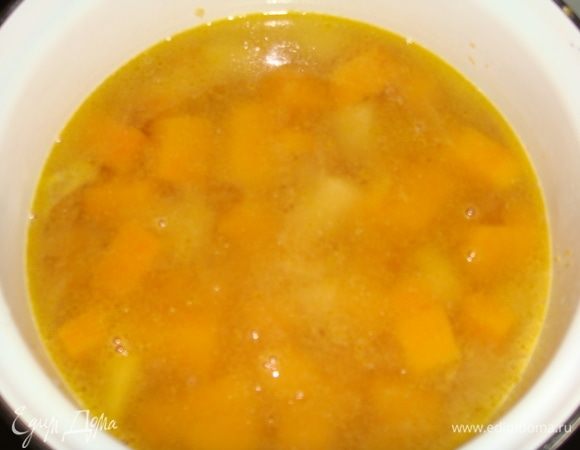 В кастрюлю выложить тушеные овощи, влить овощной бульон, посолить по вкусу и варить под закрытой крышкой 20 минут.