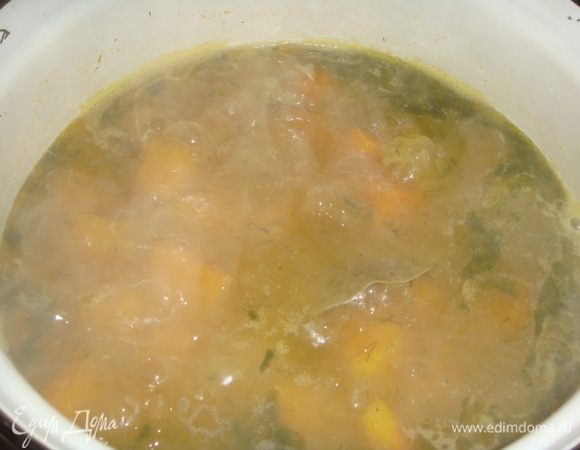 Добавить лавровый лист, нарезанный укроп, красный перец и варить еще 10 минут.