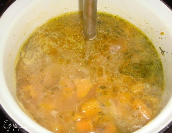 Вынуть лавровый лист и пюрировать суп блендером.