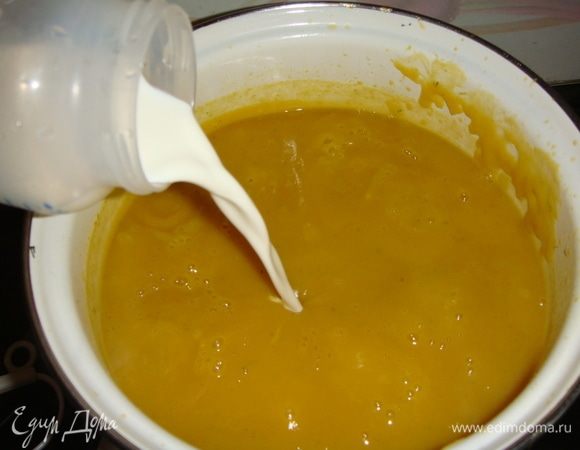 Влить сливки, довести суп до кипения и снять с плиты.