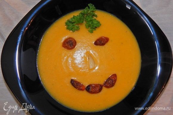 Подавать крем-суп горячим, добавив в тарелку вяленые помидорки. Приятного аппетита !
